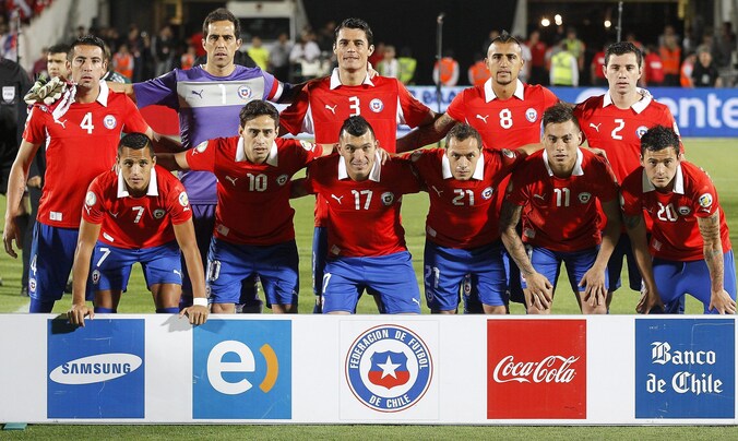 Eduardo Vargas (voorste rij, tweede van rechts) bij de nationale ploeg van Chili.