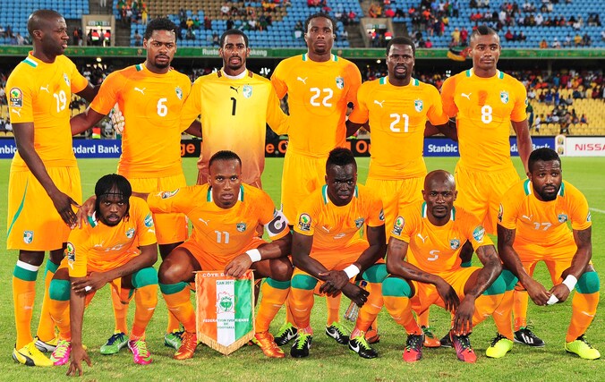 (vooraan, van l naar r): Gervinho, Drogba, Tiote, Zokora en Siaka Tiene. (achteraan, van l naar r): Yaya Toure, Romaric, Copa, Bamba, Eboue en Kalou.