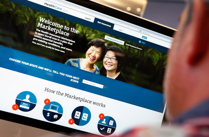 Een man probeert op de site van Obamacare in te loggen.