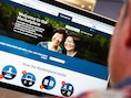 Een man probeert op de site van Obamacare in te loggen.