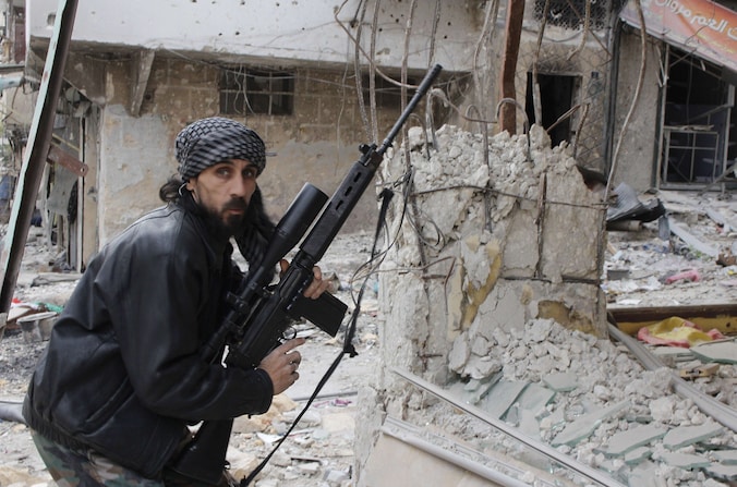 Een strijder van het Free Syrian Army met een Belgisch FAL-geweer in Aleppo.