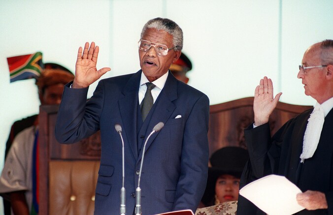 Nelson Mandela legt de eed af als Zuid-Adrikaans president.