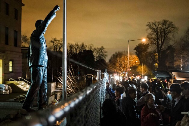 Mensen stroomden samen voor het standbeeld van Mandela voor de Zuid-Afrikaanse ambassade in Washington.