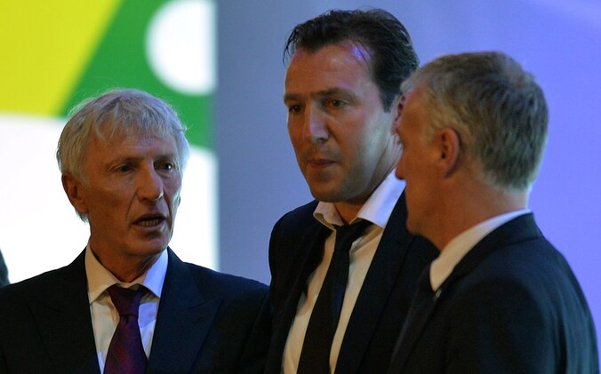 Marc Wilmots in Costa do Sauipe naast zijn collega's Jose Pekerman (l) van Colombia en Didier Deschamps van Frankrijk.