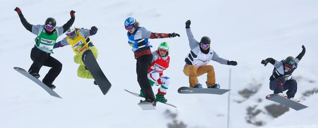 Belle Brockhoff (uiterst links) tijdens de Snowboard Cross World Cup in Oostenrijk.
