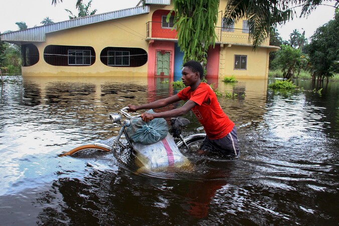Onder meer in Nigeria joegen overstromingen mensen massaal op de vlucht.