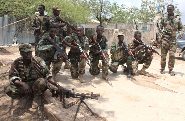 Soldaten van het Somalische leger nadat ze met hulp van troepen van de Afrikaanse Unie het vliegveld van Belidogle hebben heroverd op al-Shabaab, oktober 2012.