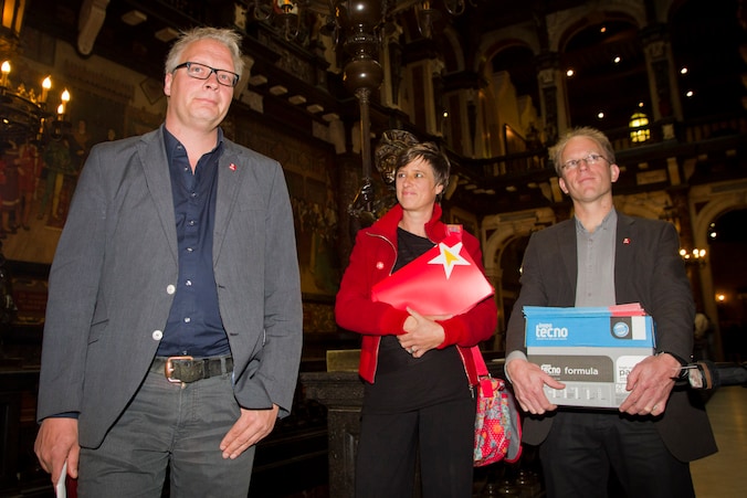 Dokter Mie Branders geflankeerd door PVDA+-collega's Peter Mertens en Wouter Van Damme.