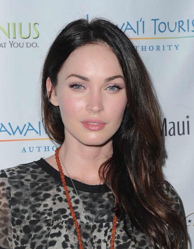 Megan Fox heeft wenkbrauwen met een hoge boog.