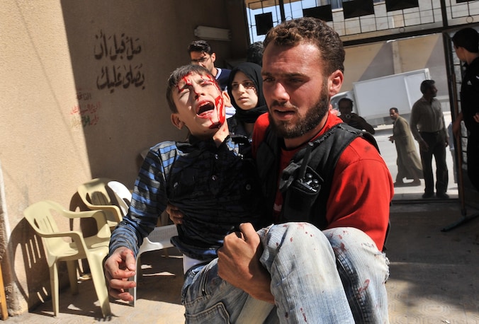 Een gewonde Syrische jongen wordt naar het ziekenhuis gebracht na een luchtaanval in Maaret al-Numaan.