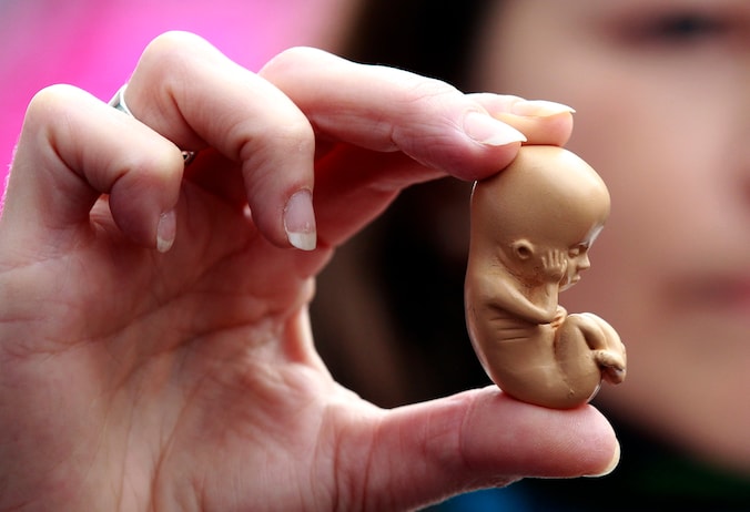 De dood van de moeder drijft de abortusdiscussie in Ierland (hier een actie van 'pro life'-activisten) op de spits.