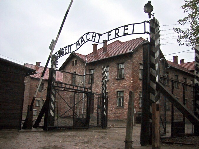 De beroemde toegang tot het concentratiekamp van Auschwitz.