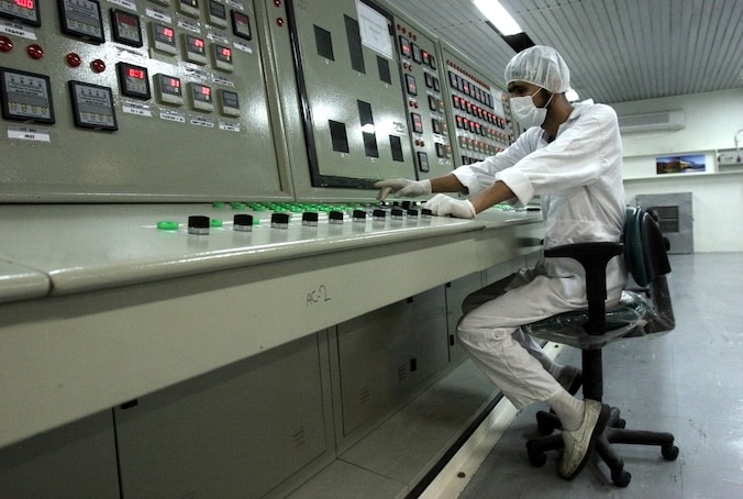 Een Iraanse technicus werkt in een laboratorium met uranium.