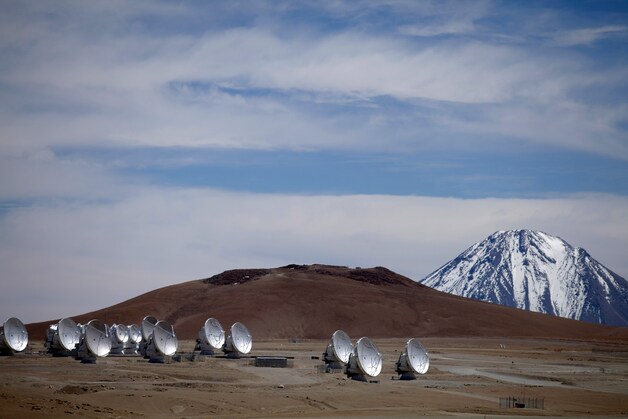 Het Atacama Large Millimeter/submillimeter Array (ALMA) in de Chileense woestijn.