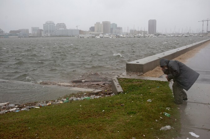 Regen en wind geselen de oevers van de Elizabeth-rivier in Portsmouth, Virginia.