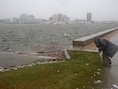 Regen en wind geselen de oevers van de Elizabeth-rivier in Portsmouth, Virginia.