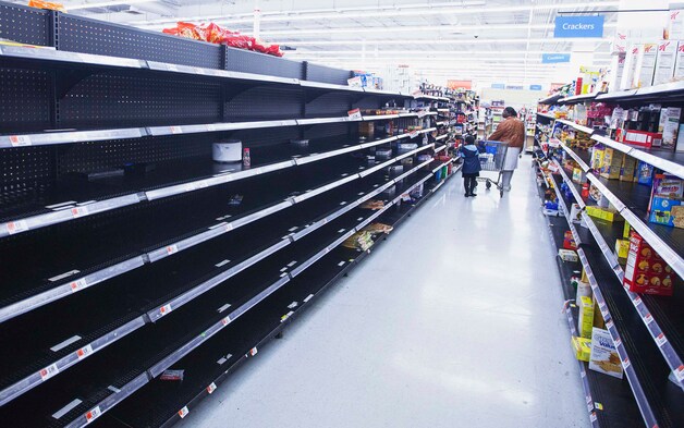 De winkelrekken van de meeste winkels zijn intussen leeg gehamsterd, in afwachting van de storm.
