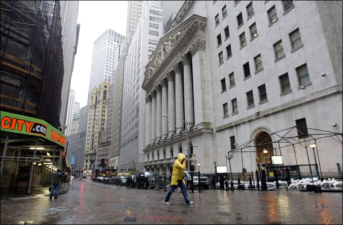 Wall Street, het financiële hart van New York, ligt er verlaten bij.