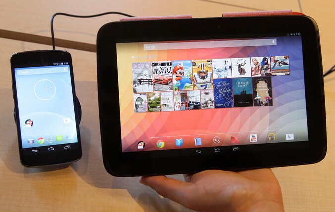 De Nexus 4-smartphone en de Nexus 10-tablet.
