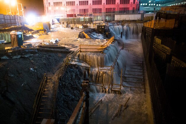 De bouwwerf aan Ground Zero lijkt wel een kolkende rivier met watervallen.