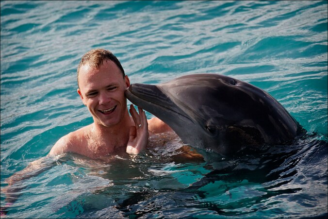 Wielrenner Chris Froome zwemt tussen de dolfijnen in Curaçao. (archiefbeeld)