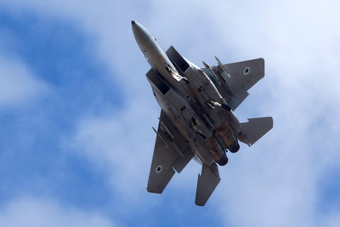 Er waren afgelopen nacht veel Israëlische vliegtuigen boven Libanon en er is een doel geraakt in het grensgebied, aldus het Libanese leger.