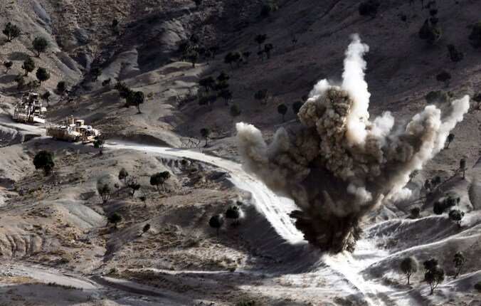 Archiefbeeld van een bom die tot ontploffing wordt gebracht door Amerikaanse soldaten in Paktika.