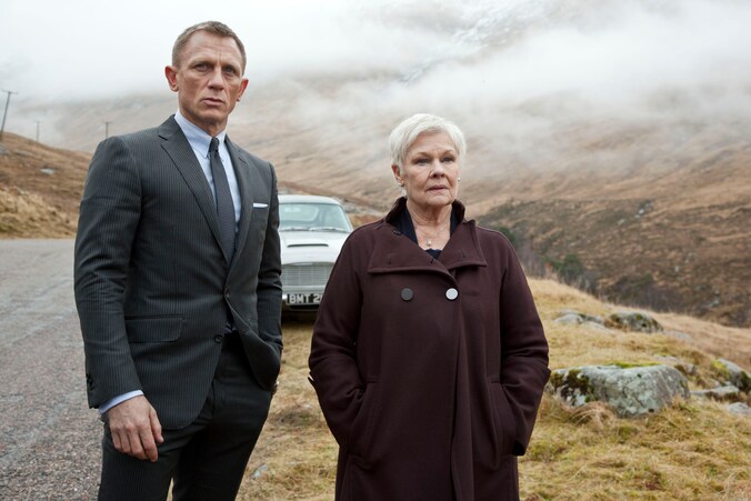 James Bond (Daniel Craig) en M (Judi Dench) in Skyfall.