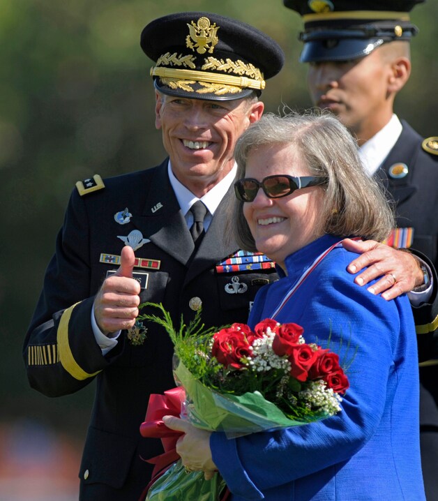 David Petraeus met zijn echtgenote Holly.