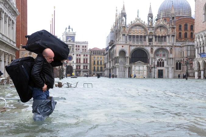 Een toerist draagt zijn bagage over het San Marcoplein in Venetië.
