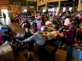 Vrijwilligers van Occupy Sandy verdelen kledij en voedsel in de sportzaal van een school in Rockaways, Queens, een van de armste door superstorm Sandy getroffen delen van New York.