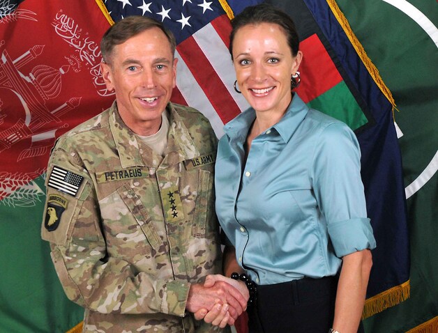 Paula Broadwell, biografe én minnares van generaal Petraeus.