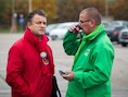 Rohnny Champagne (ABVV) in gesprek met ACV-collega Luc Prenen.