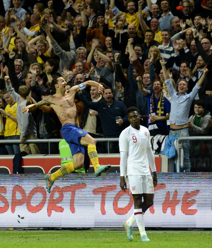 Zlatan viert zijn wereldgoal tegen Engeland.