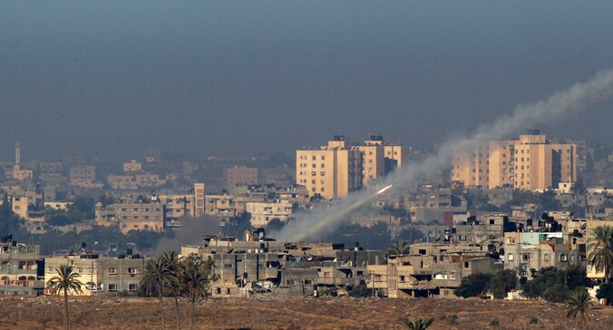 Een raket vertrekt vanop de Gazastrook naar Israël.