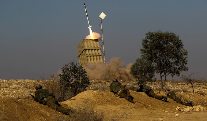 Een Israëlische Iron Dome-onderscheppingsraket wordt nabij Be'er Sheva gelanceerd om een Hamas-raket uit te schakelen, archieffoto.