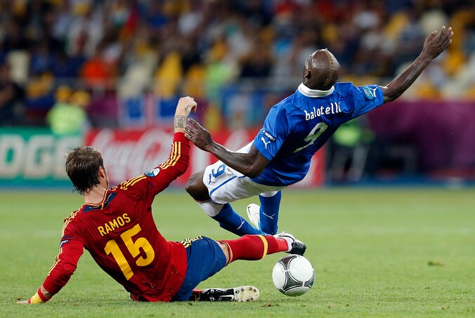 Ramos tackelt Balotelli tijdens het EK 2012.