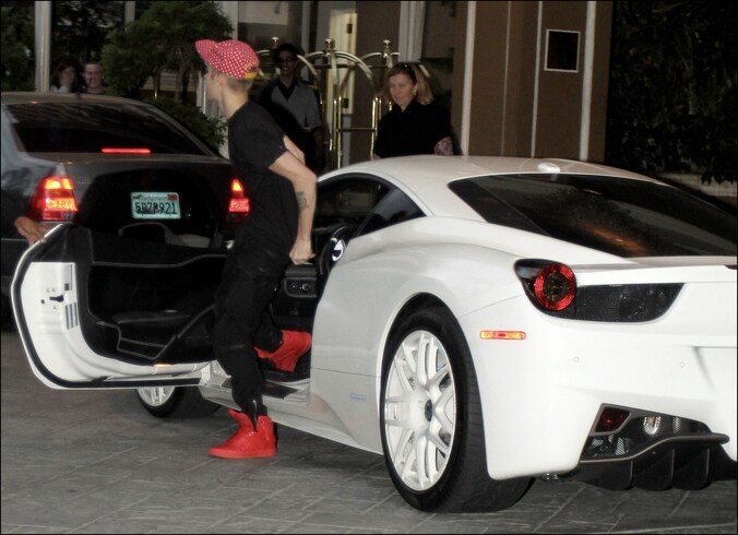Onder meer zijn witte Ferrari moet Bieber binnenkort verkopen.