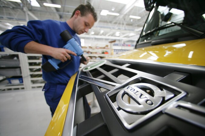 Om zich aan te passen aan de lagere vraag zette het bedrijf wereldwijd het mes in de productie. Daardoor sneuvelden in totaal 2.000 arbeidsplaatsen.