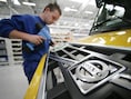 Om zich aan te passen aan de lagere vraag zette het bedrijf wereldwijd het mes in de productie. Daardoor sneuvelden in totaal 2.000 arbeidsplaatsen.