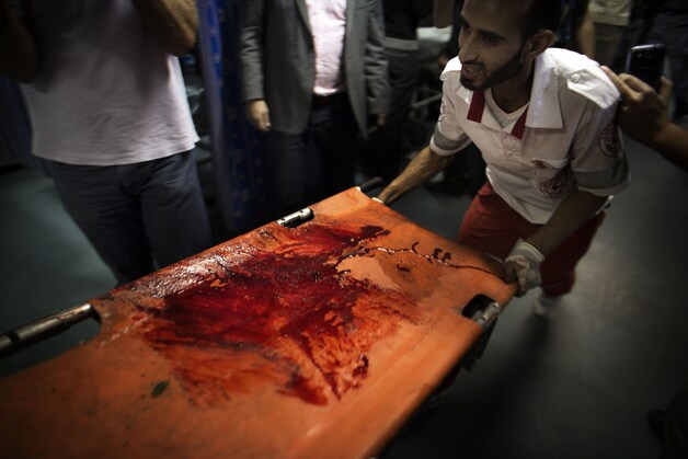 Een bebloede brancard in een ziekenhuis in Gaza.