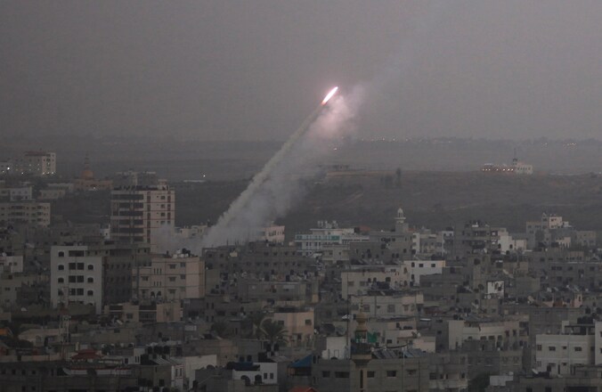 Een raket vertrekt vanuit de Gazastrook naar Israël.