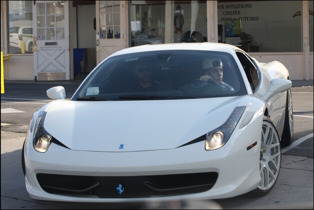 Bieber in zijn Ferrari. (archieffoto)