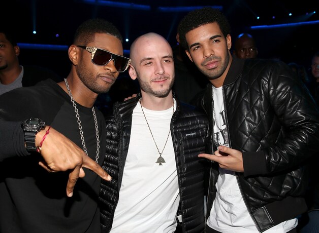 Rapper Drake (r) naast Usher en muziekproducent Noah '40' Shebib,