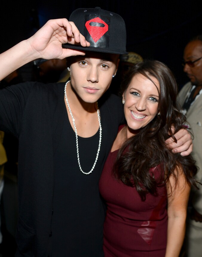 Justin met zijn moeder Pattie.