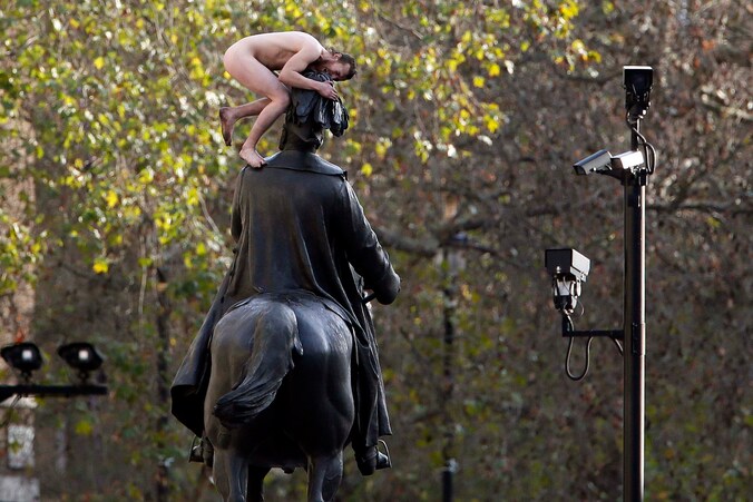 Vorig jaar beklom een naakte man het standbeeld van prins George in Londen. De kans is groot dat het hier een agalmatofiel betrof.