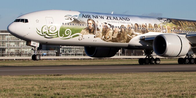 Een toestel van Air New Zealand, beschilderd met afbeeldingen uit de film The Hobbit: An Unexpected Journey, landt in Londen.