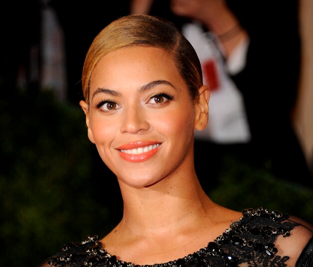 Beyoncé met blush en valse wimpers.