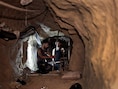 Palestijnen aan het werk in een tunnel tussen de Gazastrook en Egypte. Veel van de bevoorrading van de door Israël geblokkeerde Gazastrook gaat via het netwerk van tunnels.