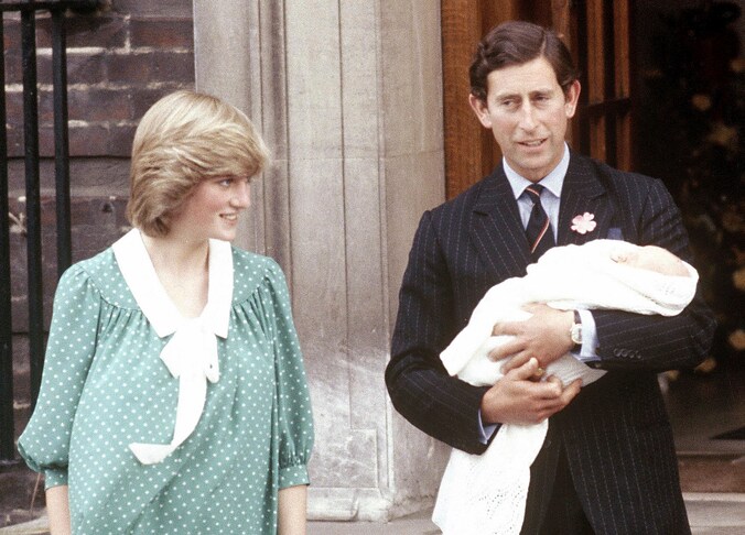Charles en Diana stellen de pasgeboren William aan het publiek voor. Zal de nieuwe baby naar zijn ouders genoemd worden?